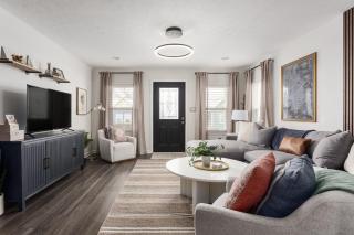 Capitol House - 3 Bed 1 Full and 1 Half Bath, Pet Friendly with Hot Tub walk to Lucas Oil Stadium - 0