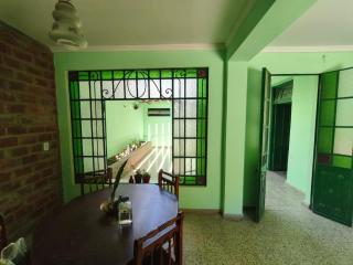 Lo de Miguel - Casa grande con estacionamiento privado - 0