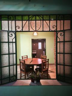 Lo de Miguel - Casa grande con estacionamiento privado - 2