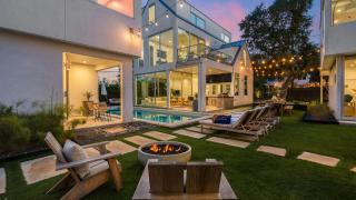 Sleeps 32 Private Compound w Putting Green Bouldin Collective by AvantStay - 8