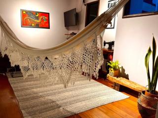 Descubra a Casa Felicidade em Belém! Climatizada, com sala ampla, 2 quartos, mezanino e Wi-Fi veloz. Localização central perto de atrações e gastronomia. Viva a Amazônia com conforto exclusivo. Reserve já sua experiência inesquecível! - 6