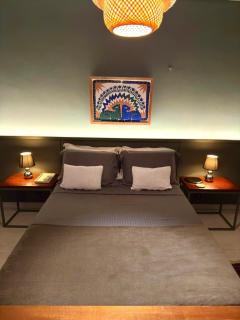 Descubra a Casa Felicidade em Belém! Climatizada, com sala ampla, 2 quartos, mezanino e Wi-Fi veloz. Localização central perto de atrações e gastronomia. Viva a Amazônia com conforto exclusivo. Reserve já sua experiência inesquecível! - 1