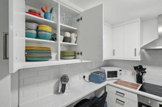 Big Group Stay, 11 bedroom 6 bathroom 4x parking by StayByNumbers - 9