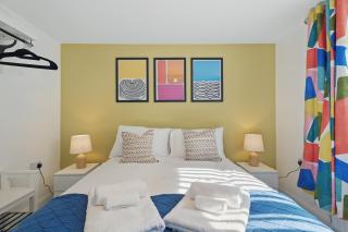 Big Group Stay, 11 bedroom 6 bathroom 4x parking by StayByNumbers - 2