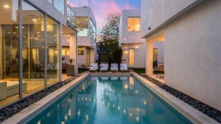 Luxe 6BDR Retreat w Putting Green Game Room Bouldin Collective by AvantStay - 9