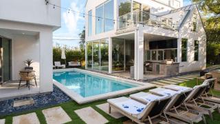 Luxe 9BDR Retreat w Putting Green Game Room Bouldin Collective by AvantStay - 7