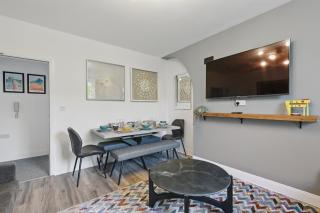 Big Group Stay, 11 bedroom 6 bathroom 4x parking by StayByNumbers - Belfast - 6