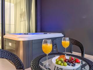 Moon Over Water - Trillionaire Residences 1003 - 9