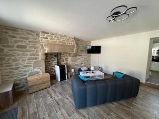 Guerlesquin village house - 7