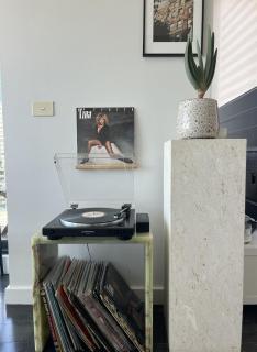 Light-Filled Apartment with City Views & Free Parking - Melbourne - 7