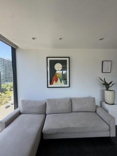 Light-Filled Apartment with City Views & Free Parking - Melbourne - 3