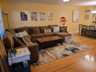 5 Blocks to Beach, Pool, Parking, 2 Master Suites - 8