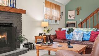 Hidden Bear by AvantStay A Central Location - 6