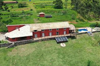 Fazenda com 3 espaços independentes - 10 suítes com PISCINA, 4 suítes com JACUZZI ou Chalé romântico com JACUZZI - Wi-Fi 400MB Lagos e Cavalos - 7