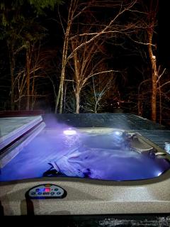 Hot Tub & Firepit Near Ski Resorts & Cozy Modern Cabin - 4