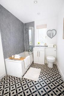 Champflower House- Sleeps 7- Driveway Parking, Contractors, Fast Wifi and Smart TV - 3