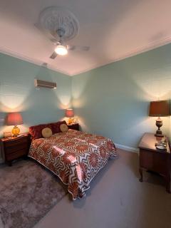 Sammys for 4 guests off Hutt street 1 x QUEEN bed and BUNK bed suits family of up to 4- stairs NO ELEVATOR - 1