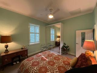 Sammys for 4 guests off Hutt street 1 x QUEEN bed and BUNK bed suits family of up to 4- stairs NO ELEVATOR - 1