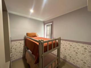 Sammys for 4 guests off Hutt street 1 x QUEEN bed and BUNK bed suits family of up to 4- stairs NO ELEVATOR - 4
