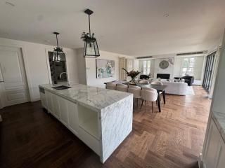 Luxury Four Bedroom Family Retreat in Camberwell Melbourne - 1