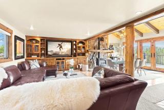 3 BDR Retreat with Stunning Mountain and Forest Views - 8