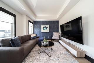 Luxury Sleeps 10 King bed Jacuzzi 10 Min to WEM - 1