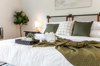 Luxury Sleeps 10 King bed Jacuzzi 10 Min to West Edmonton Mall - 9