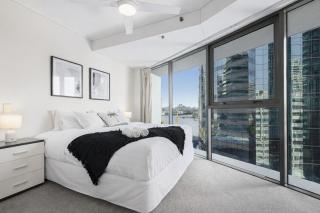 Luxury 2BR City Apartment with Pool, Gym and Parking - 9