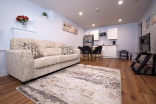 Richie's Place A Cozy 2-BR Apt in Fredericton - 5