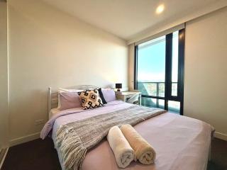 Cozy & Modern M-City Suite Steps to Everything - 4