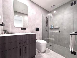 Cozy & Modern M-City Suite Steps to Everything - 2