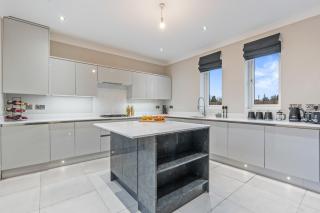 Spacious 6 Bedroom House Sleeps 12 near M6, NEC, HS2 and Birmingham Airport - 9