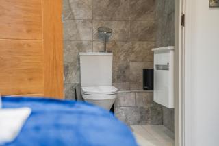 Spacious 6 Bedroom House Sleeps 12 near M6, NEC, HS2 and Birmingham Airport - 6