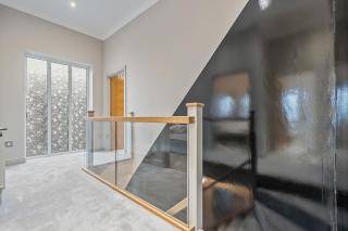 Spacious 6 Bedroom House Sleeps 12 near M6, NEC, HS2 and Birmingham Airport - 8