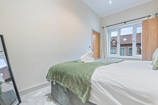 Spacious 6 Bedroom House Sleeps 12 near M6, NEC, HS2 and Birmingham Airport - 4