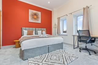 Spacious 6 Bedroom House Sleeps 12 near M6, NEC, HS2 and Birmingham Airport - 2