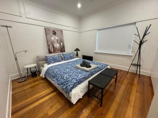 Stylish and Conveniently Located 3 bedroom house retreat in Surrey Hills Melbourne - 5