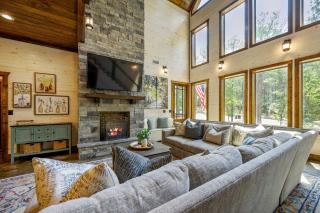 New 6BR Hot Tub-Firepit-Arcade-Playset Sleeps 22 - 9