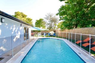 Luxury Oasis Getaway w/pool 15 mins from beach - 4
