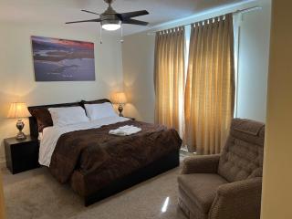 Modern Vacation Home Near West Edmonton Mall, Transit Center & LRT - 3BR - 7