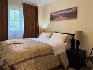 Modern Vacation Home Near West Edmonton Mall, Transit Center & LRT - 3BR - 5