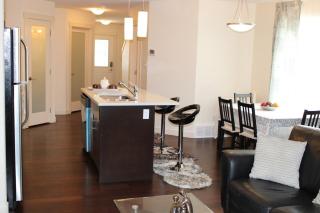 Modern Vacation Home Near West Edmonton Mall, Transit Center & LRT - 3BR - 9