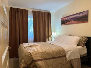 Modern Vacation Home Near West Edmonton Mall, Transit Center & LRT - 3BR - 4