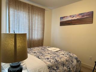 Modern Vacation Home Near West Edmonton Mall, Transit Center & LRT - 3BR - 1