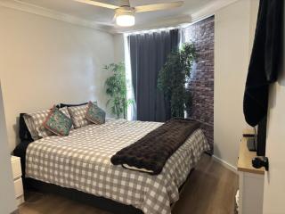 2 bedroom unit in the heart of Surfers Paradise - 3