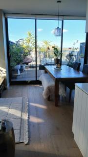 Penthouse, seaview, free pk, 2 bdbath, 5 min walk - 6