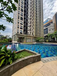 Apartement Transpark Cibubur by Raya Property with Pool View & Netflix 4 - 5