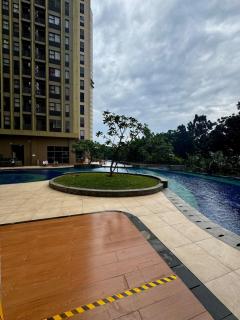 Apartement Transpark Cibubur by Raya Property with Pool View & Netflix 4 - 1