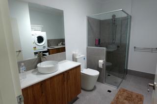 Modern Private Townhouse Close to City & Transport - 2