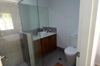 Modern Private Townhouse Close to City & Transport - 5